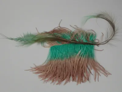 Veren hoedencorsage: groen en lila geverfde struisvogelveren met aigrettes