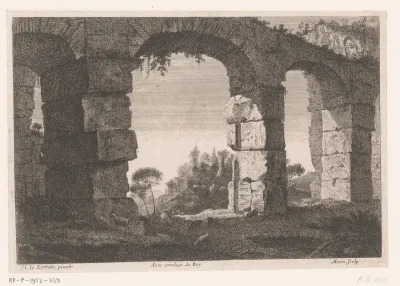 Vervallen aquaduct in een landschap