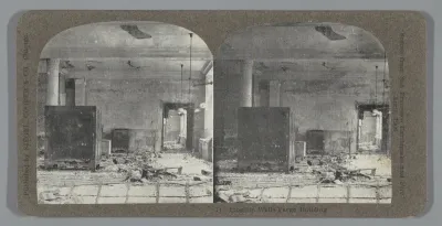 Verwoest interieur van de Wells Fargo bank na de aardbeving in San Francisco