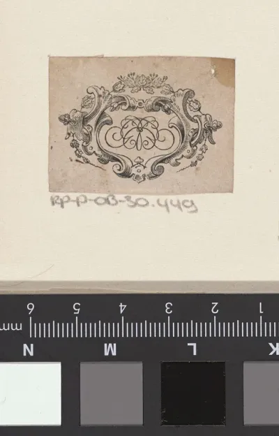 Vignet met een monogram in een geornamenteerde omlijsting