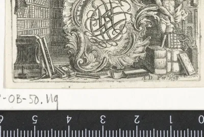 Vignet met monogram in cartouche geflankeerd door Mercurius en interieur van bibliotheek