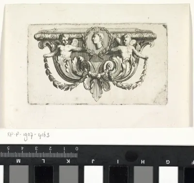 Vignet met portret in profiel geflankeerd door putti