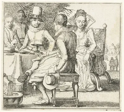 Vijf personen zittend rond een tafel op een terras