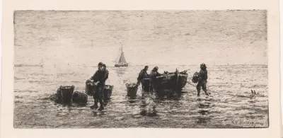 Vissers halen een sloep leeg op het strand
