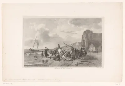 Vissers komen met hun vangst aan op het strand