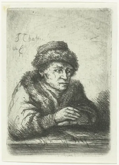 Volwassen man aan een tafel, in bontmantel