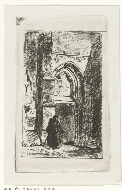 Vrouw bij een kerkportaal
