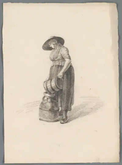 Vrouw giet met een emmer melk in een melkbus