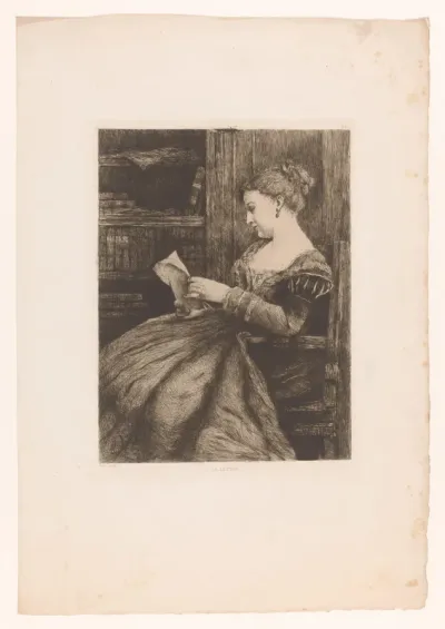 Vrouw in een leunstoel leest een brief
