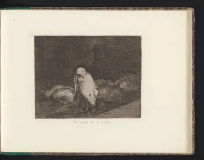 Vrouw in een mantel gehuld in een duistere ruimte met gevulde lijkzakken