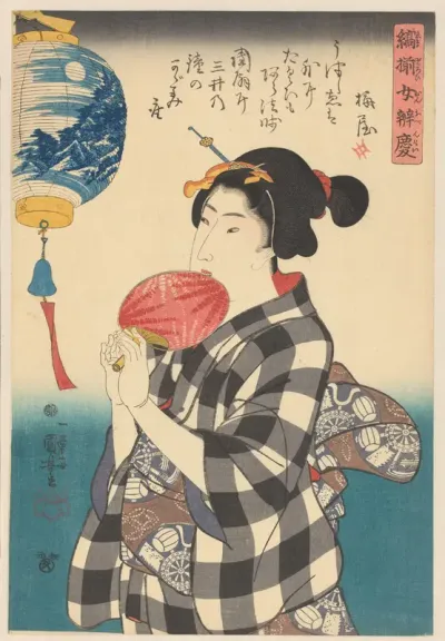 Vrouw in zwart-wit geblokte kimono