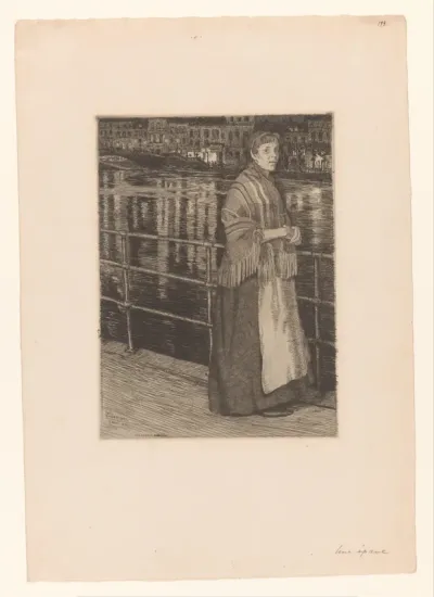 Vrouw langs een leuning bij het water