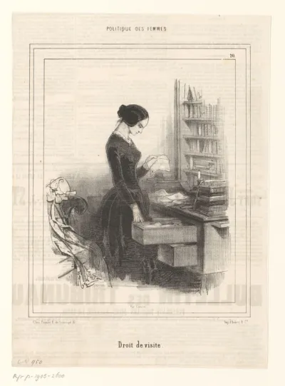 Vrouw leest een brief uit een bureaula van haar man