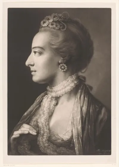 Vrouw met een kanten halsband, pareloorbellen en diadeem