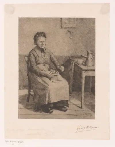 Vrouw met een koffiemolen in de keuken