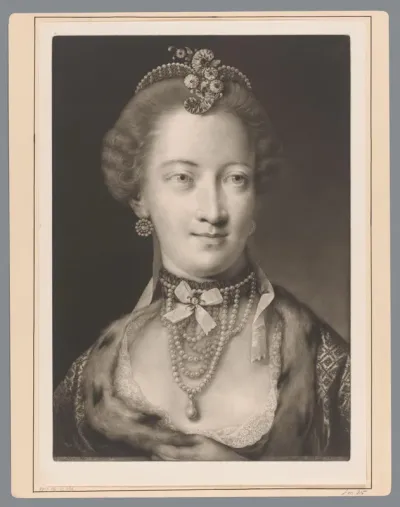Vrouw met een parelsnoer, oorbellen, diadeem en strik