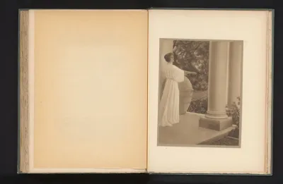 Vrouw met lauriertak bij een tempel
