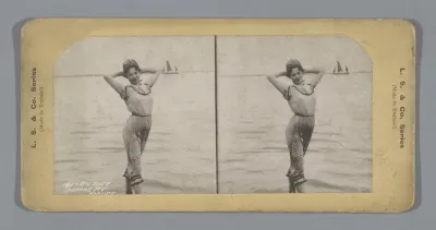 Vrouw poseert al staande in de zee