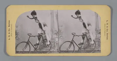 Vrouw poseert staande op een fiets