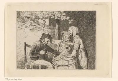 Vrouw schenkt een glas in voor twee kaartende mannen