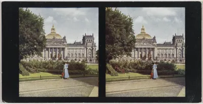 Vrouw staande voor de Reichstag in Berlijn