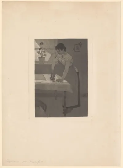 Vrouw strijkt een shirt op tafel