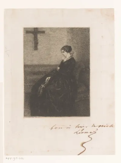 Vrouw zittend op een bank met aan de muur een crucifix