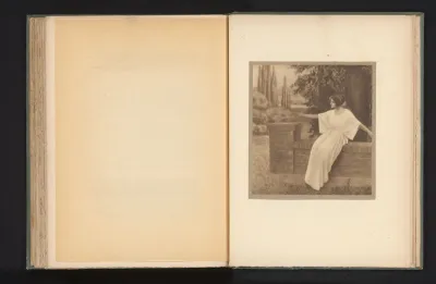 Vrouw zittend op een muur met uitgestrekte armen