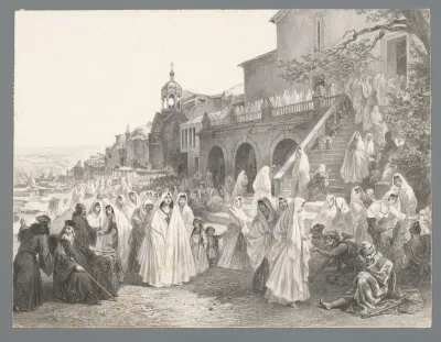 Vrouwen in witte capes voor ingang van kerkgebouw