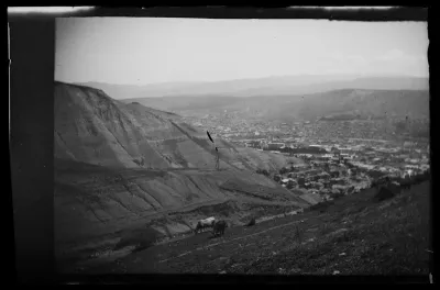 Vuoristoa Tiflisin (Tbilisi) lähellä, kaupunkinäkymä taustalla