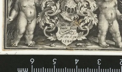 Wapenschild met helm vastgehouden door twee putti