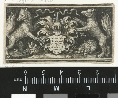 Wapenschild met helm vastgehouden door twee vossen