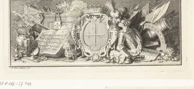Wapenschild met kerkelijke attributen en wapentuig