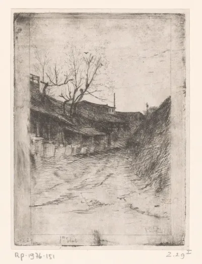 Weg langs gebouwen en bomen