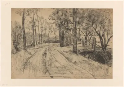 Weg tussen bomen, rechts een brug met een hek