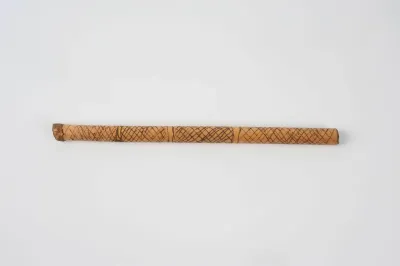 Wicker earring with incised decoration