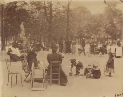 (Women and Children in the Luxembourg Gardens)