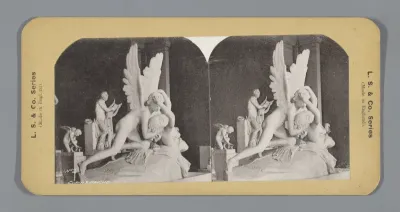 Zaalopname met gezicht op Amor en Psyche van Antonio Canova in het Louvre