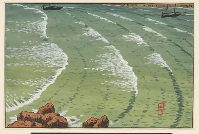 Zee, in een baai, met schepen voor de rotsige kust