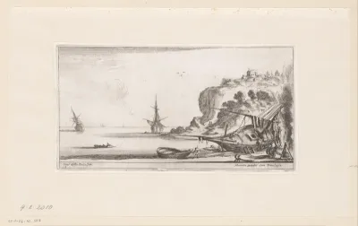 Zeezicht met aangespoelde boot