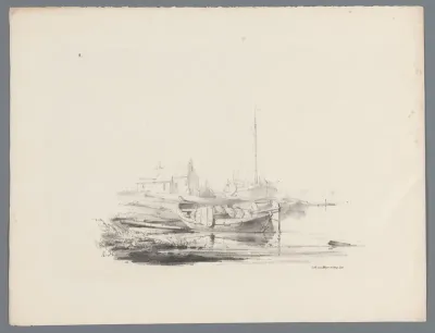 Zeilboot en roeiboten aan de waterkant