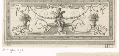 Zittende putto met een lauwerkrans in de handen