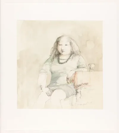 Zittende vrouw bij een tafel