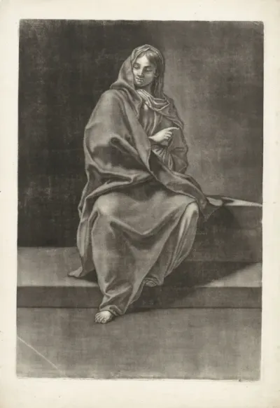 Zittende vrouw in een lange mantel