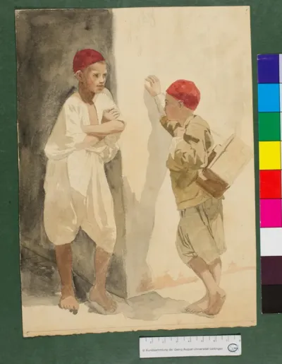 Zwei Jungen mit roter Kappe an Hausecke