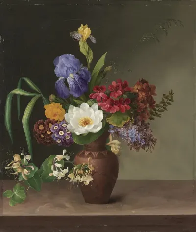 Vase I Graesk Stil Med Iris Syren Og Kaprifolium