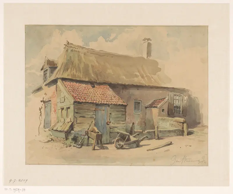 Boerenhuis met houten aanbouw, ervoor een kruiwagen en een slijpsteen