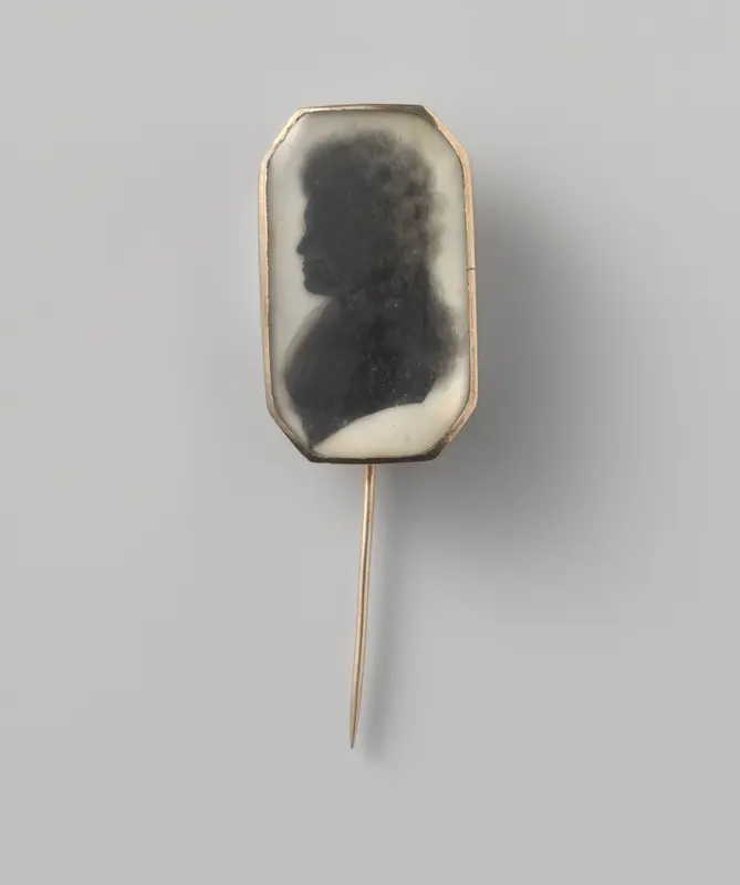 Broche met silhouetportret van een vrouw Wall Art by anonymous - High-Resolution Digital Print