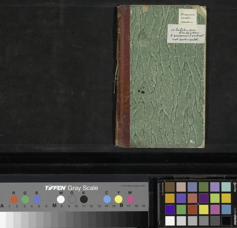 Leeg groen schetsboekbandje met rode linnen boekrug waarin voorheen 10 losse bladen hebben gezeten volgens het opschift op de voorkant Wall Art by George Hendrik Breitner - High-Resolution Digital Print